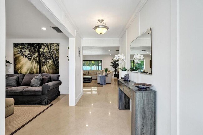 Building Photo - Boca Raton Beautifully Updated 4 Bedroom Pool Home