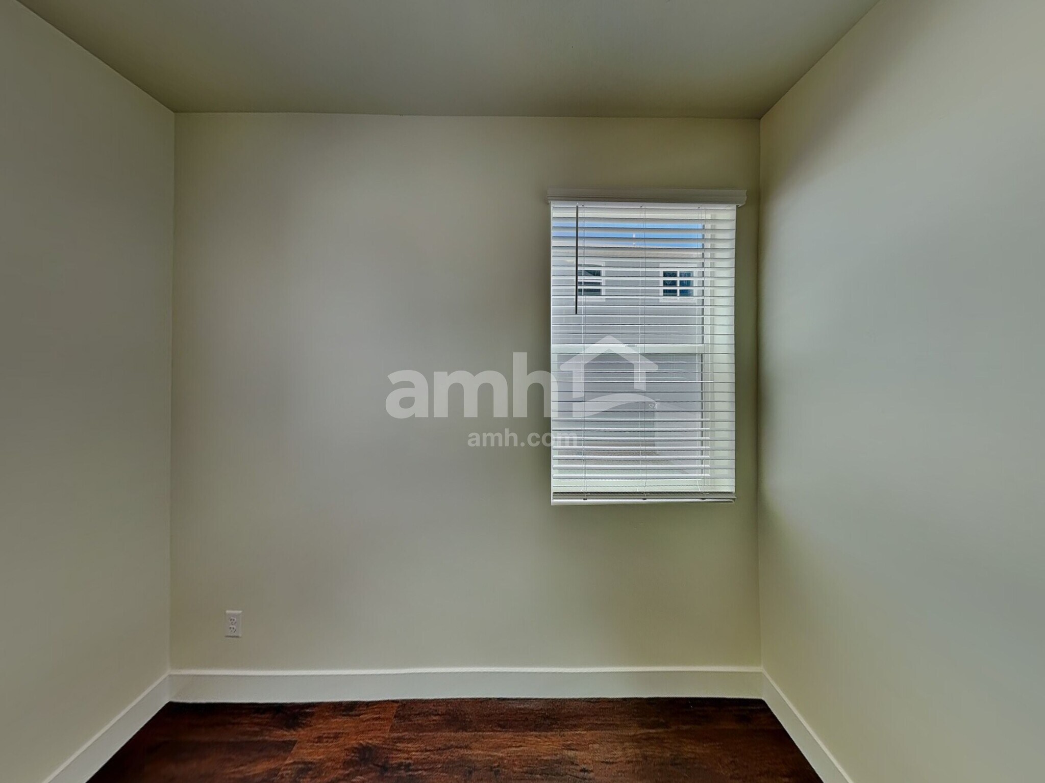 Building Photo - 1211 Redbud Dr