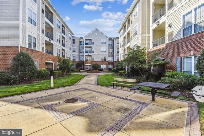 Building Photo - 4860 Eisenhower Ave