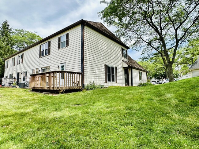 Building Photo - 2450 Devonshire Ct