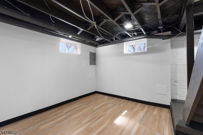 Building Photo - 83 Chestnut Hill Dr W