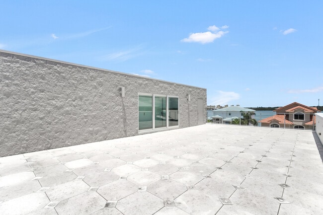 Building Photo - 905 Bay Point Dr