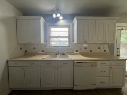 Building Photo - "Charming 3-Bed, 2-Bath Haven on 68th Street, Lubbock - Perfectly Cozy at 1088 Sq Ft!"