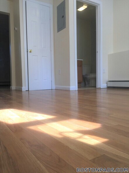 Building Photo - 20 Magoun St