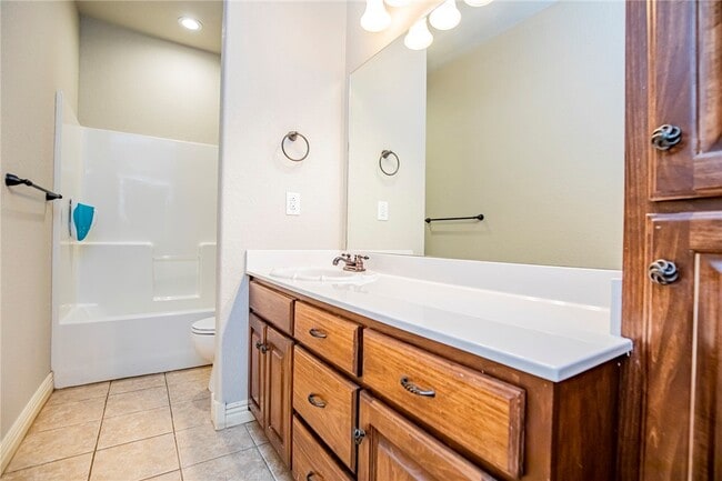 Building Photo - 2715 Vanike Dr