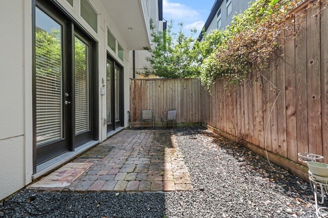 Building Photo - 2713 Kinsley Oaks Dr