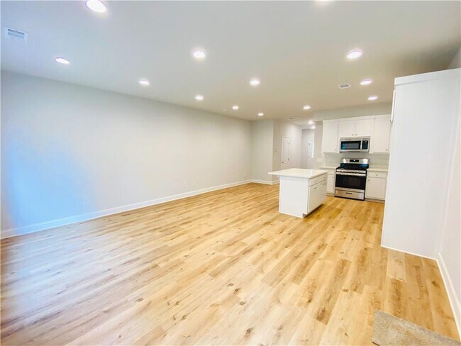 Building Photo - 1099 N Village Dr