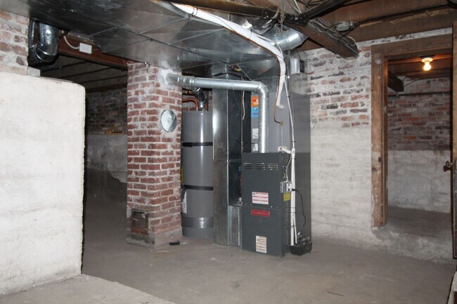 Building Photo - 614 E Hartson Ave