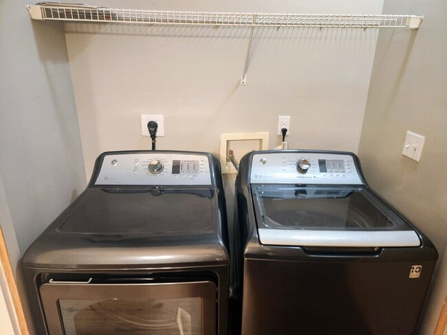 Building Photo - 1320 SE Florence Dr