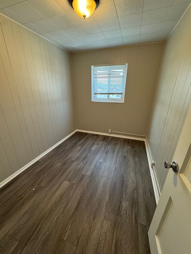 Building Photo - 4 Bedroom 2 Bath in Mckees Rocks!