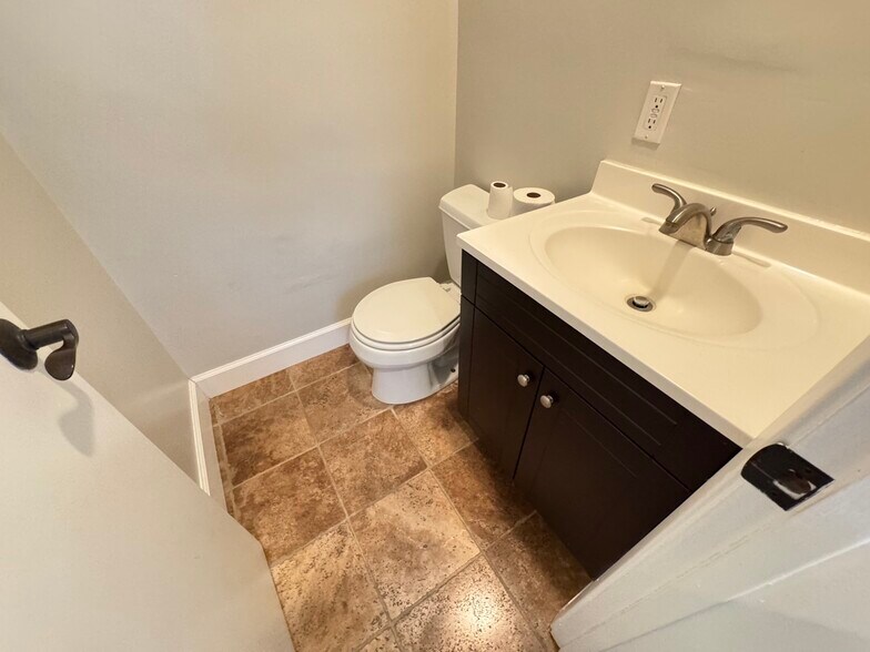 Building Photo - 3957 Woodfield Dr