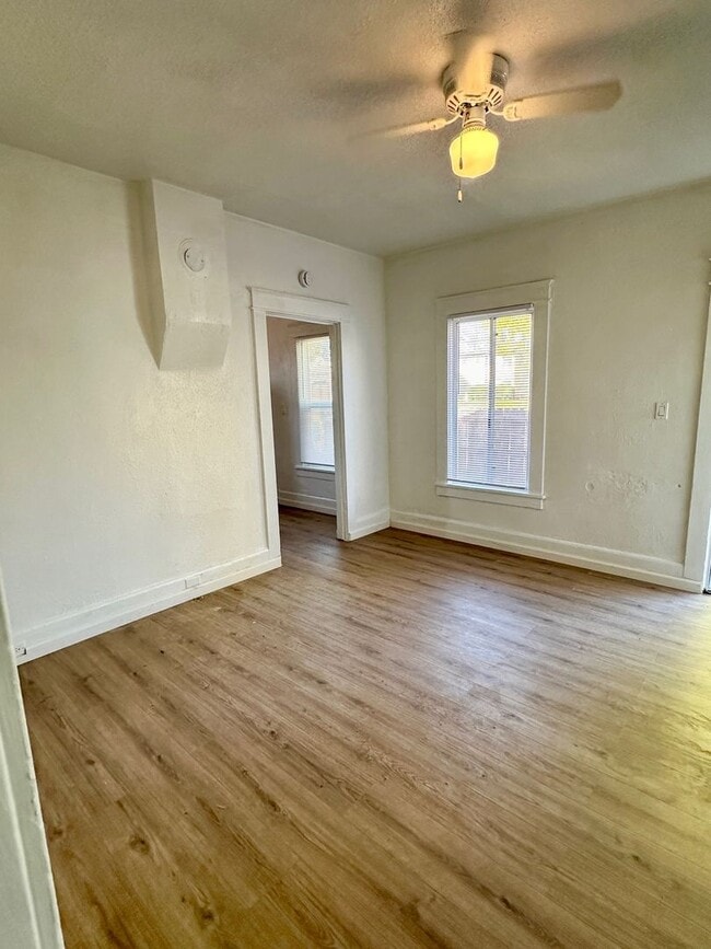 Building Photo - 2 Bedroom House Available Now!