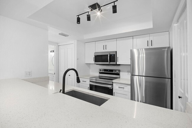 Building Photo - Well-maintained,2 bed 2 bath two-story condo located in Fort Myers