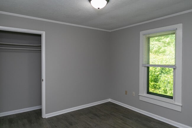 Building Photo - 115 E Parker Rd