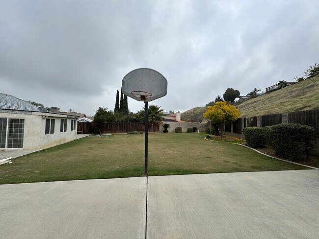 Building Photo - NE Bakersfield home with a sunroom!