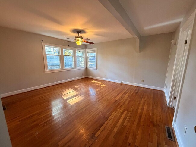 Building Photo - AVAILABLE NOW!