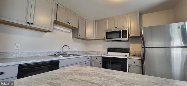 Building Photo - 327 James St