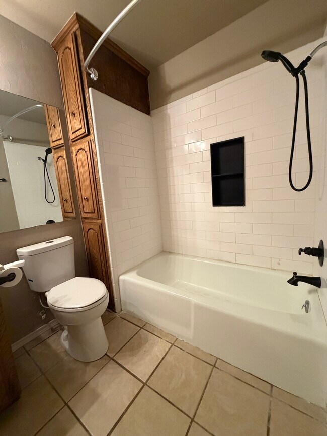 Building Photo - 418 Britton Ct