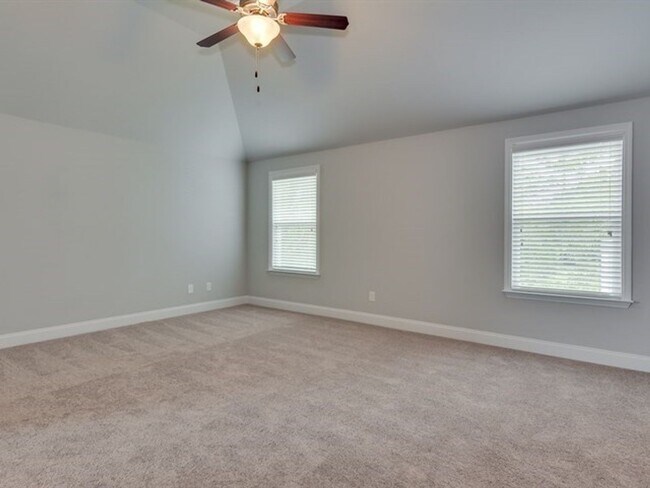Building Photo - Centrally Located Home Sweet Home