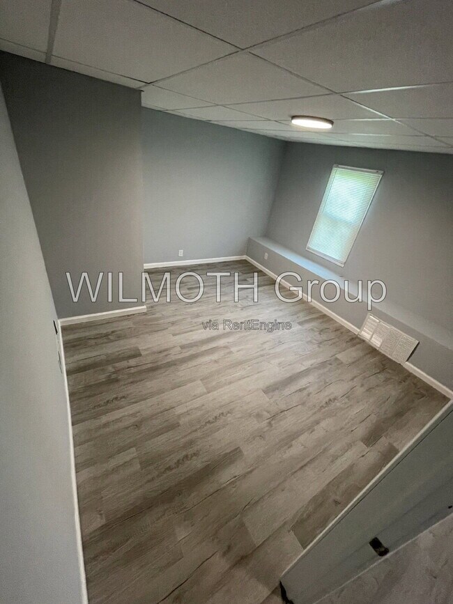 Building Photo - 15 N Riley Ave