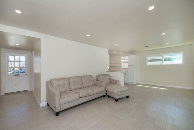 Building Photo - Completely Remodeld W/ Swimming Pool!