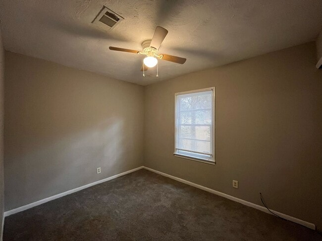 Building Photo - HAP/Section 8 Qualified!