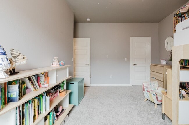 Building Photo - Modern 5 Bedroom Home with Solar Panels - ...