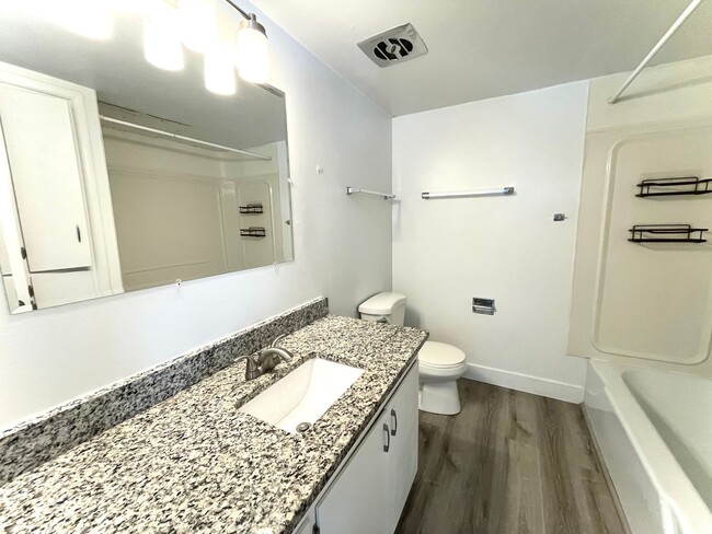 Building Photo - Newly Remodeled 1-Bedroom Apartment– Must ...