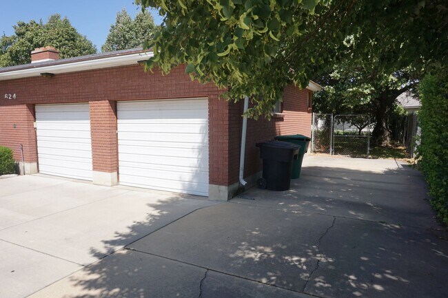 Building Photo - Murray 5 Bedroom Rambler Home