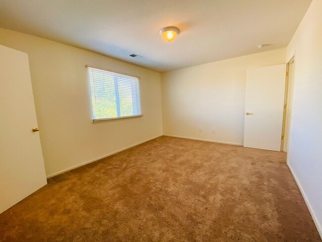 Building Photo - Spacious and Beautiful Home Close to a Huge Park
