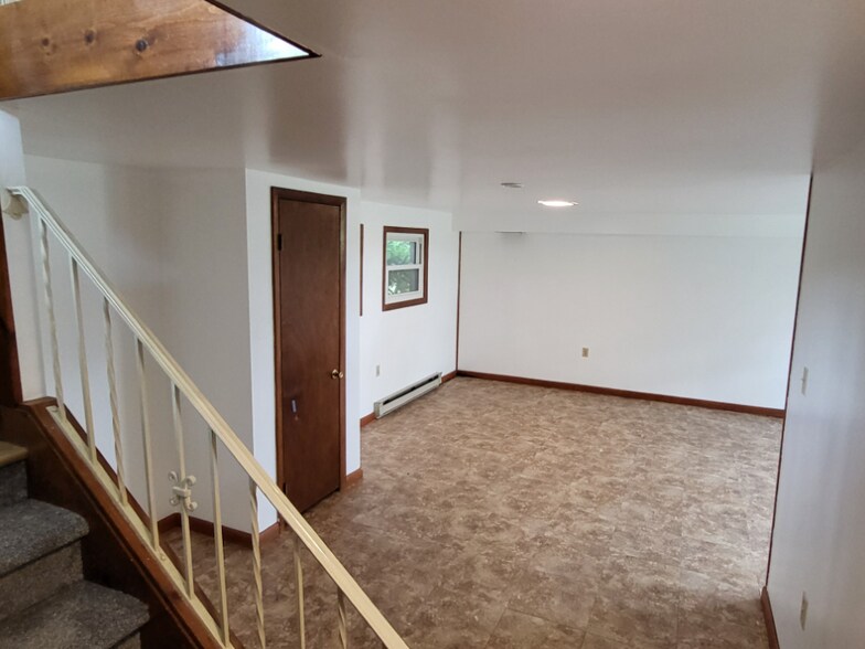 Building Photo - 33 Riverview Dr