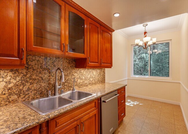Building Photo - Stunning 2 Bed | 2 Bath Luxury Condo with ...