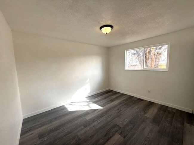 Building Photo - 5 bedroom home in Elko