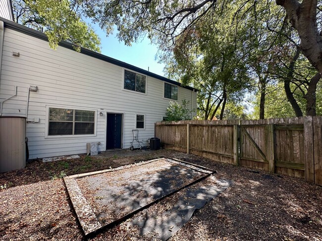 Building Photo - 2/2.5 Townhome in Desirable North Austin