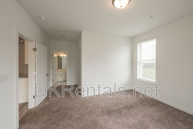 Building Photo - 525 Parkway Dr NE