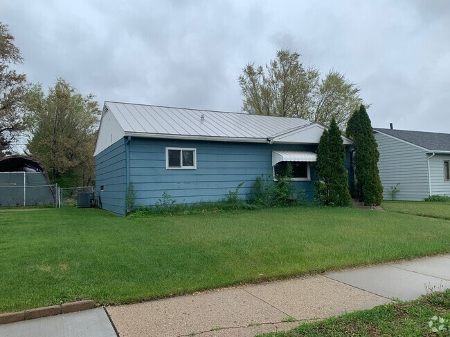 Building Photo - 612 13th Ave W