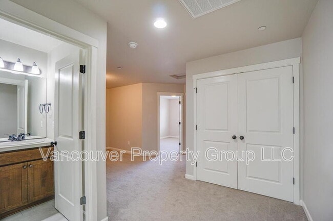 Building Photo - 5809 NE 71st Ave