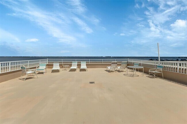 Building Photo - 1500 Park Beach Cir