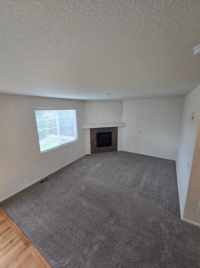 Building Photo - Beautiful 4-Bed, 3.5-Bath Home with Mountain Views on Quiet Cul-de-Sac