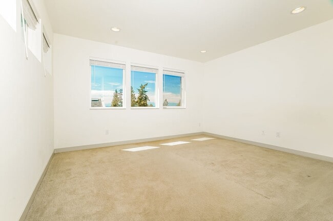 Building Photo - Luxury New Construction with Rooftop Views