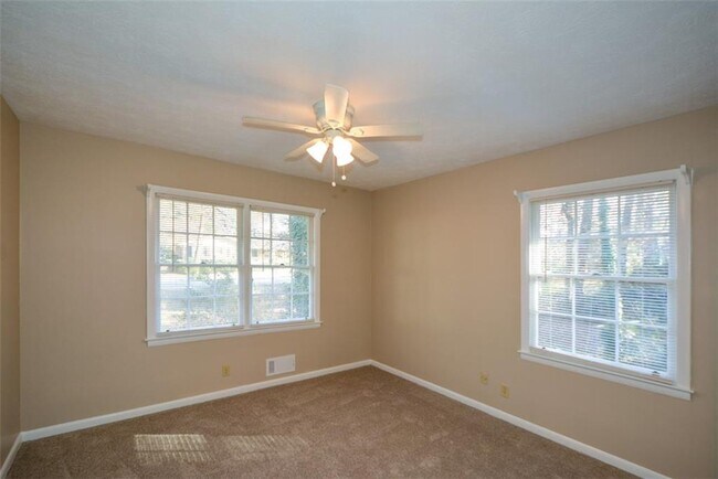 Building Photo - 1316 White Oak St SE