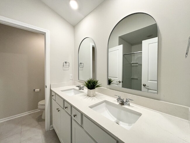 Building Photo - Beautifully Maintained Three Bedroom Townh...