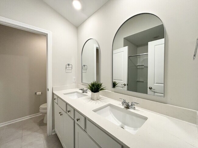 Building Photo - Beautifully Maintained Three Bedroom Townhouse!