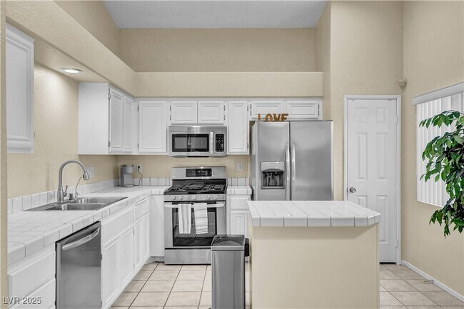 Building Photo - 9309 Mountain Rise Ave
