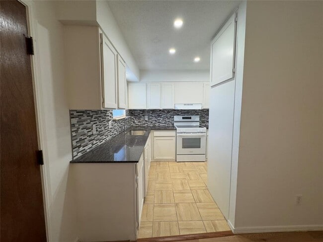 Building Photo - 3325 Brookhollow Ct