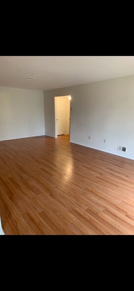 Building Photo - 107 Sharon Garden Ct