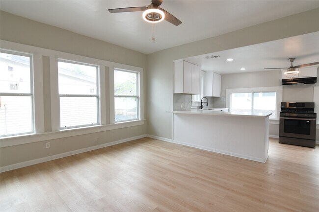 Building Photo - 615 Pacific St