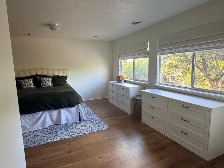 oversized primary bedroom - 8516 Hillrock Dr