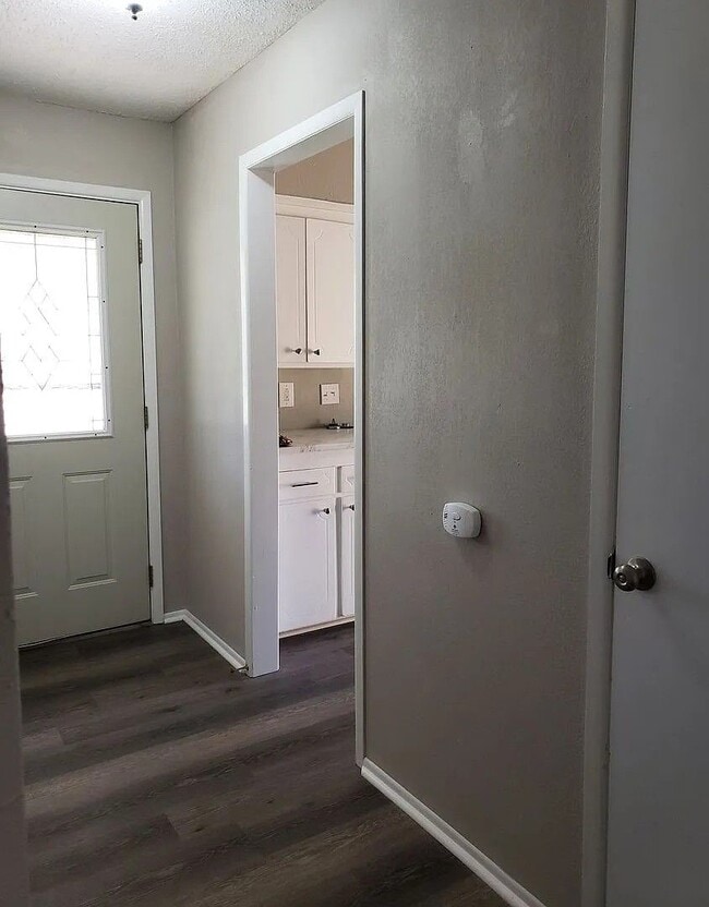 Building Photo - Beautiful Three Bedroom, One and a Half Bath