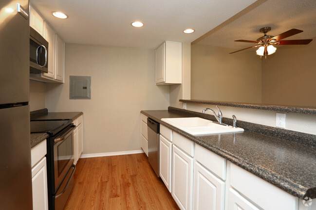 2BR, 2BA - 900SF - Kitchen (White Cabinet Option) - Hunters Hill Apartments